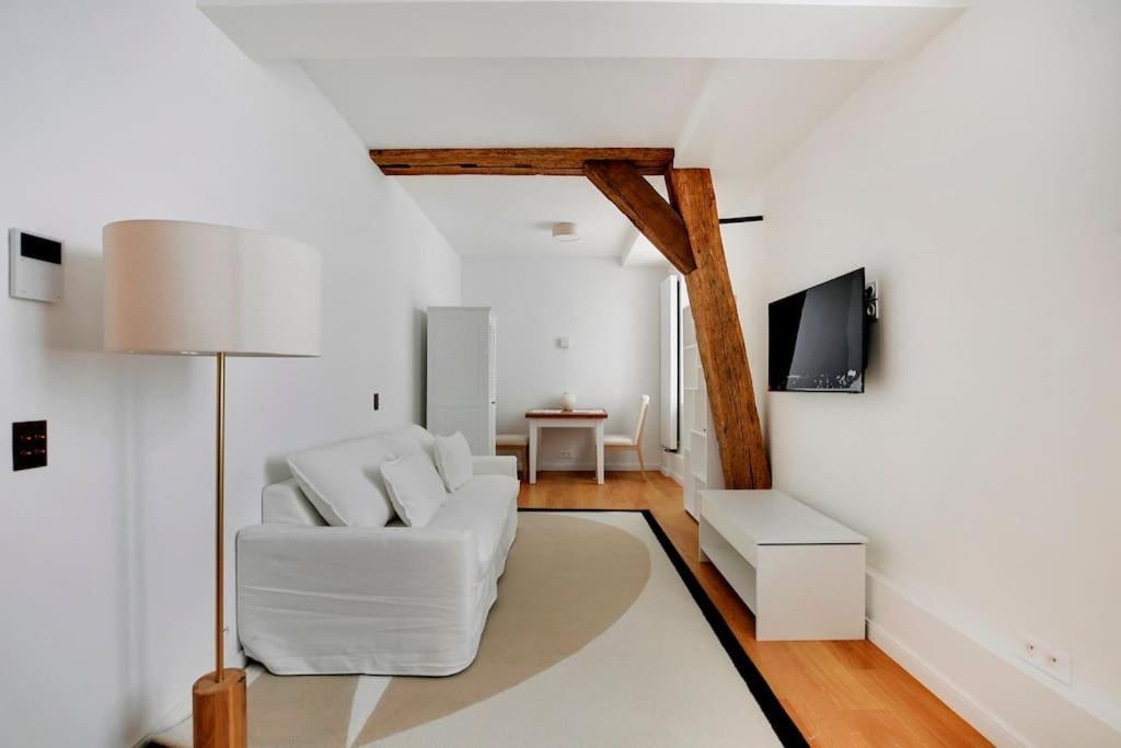 Apartment Tiny And Cute Paris